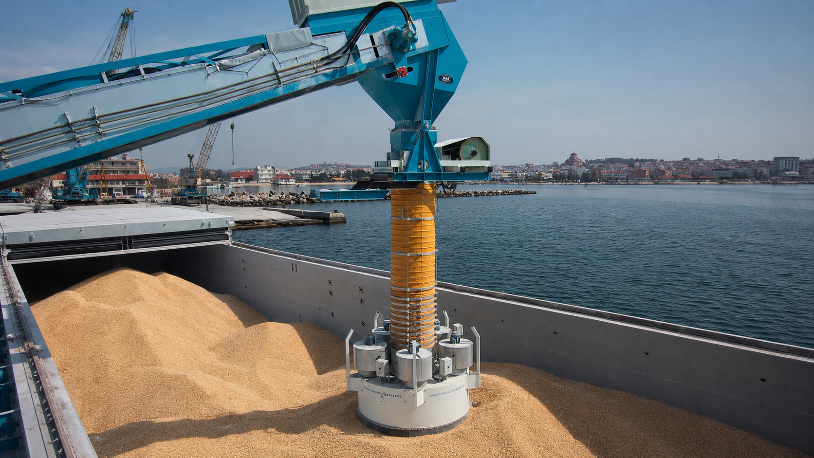 Manga de carga descargando grano en barco granelero
